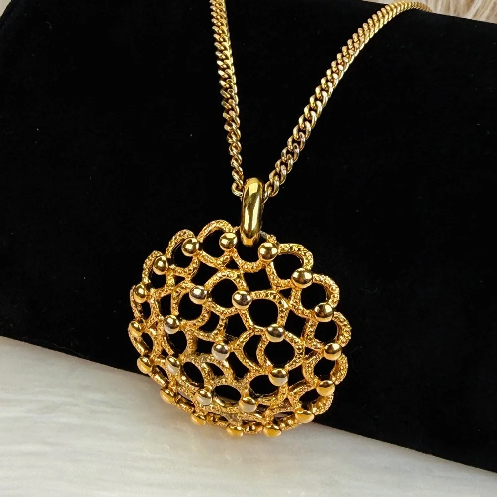 Pretty vintage Monet goldtone, large pendant necklace